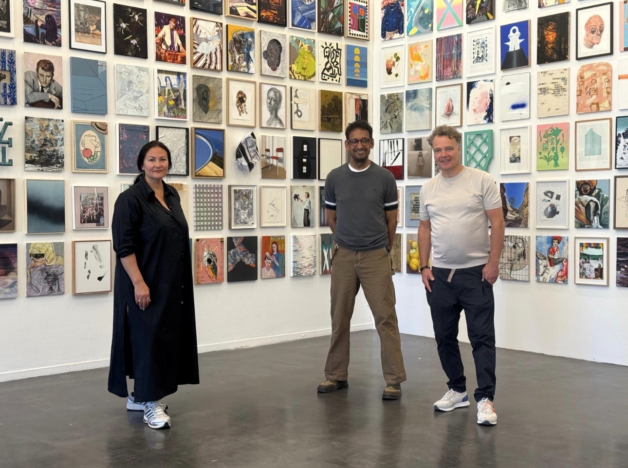 v.l.: Margarita Holle, Mike Geßner, künstlerischer Leiter des Kunstraums Potsdam, und Christian Holle vor der Alumni-Präsentation des salondergegenwart | BERLINboxx